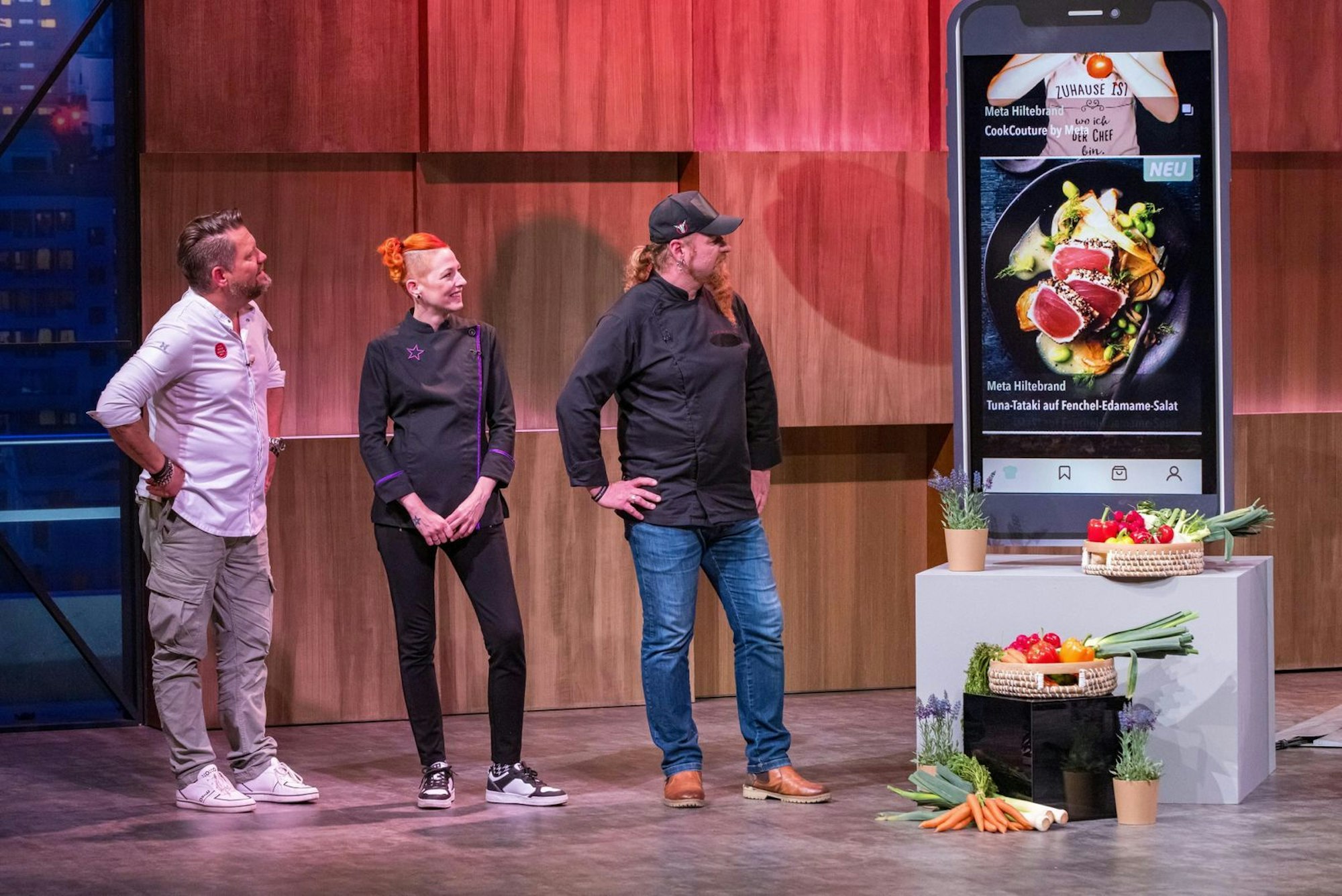 Star-Power beim ersten Pitch: Die bekannten TV-Koch-Persönlichkeiten Mike Süsser (links), Meta Hiltebrand und Ludwig „Lucki“ Maurer halfen bei der „FoodDude“-Präsentation. (Bild: RTL / Bernd-Michael Maurer)