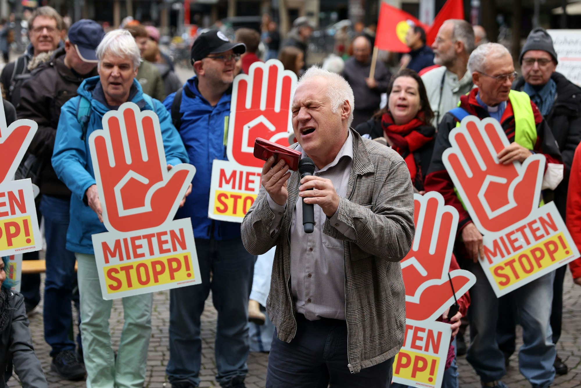 08.10.2022
Köln:
Demo am Rudolfplatz:
Recht auf Stadt zum bundesweiten Aktionstag Mietenstop
Kalle Gerigk singt das Lied: Em unserem Veedel
Foto:Martina Goyert