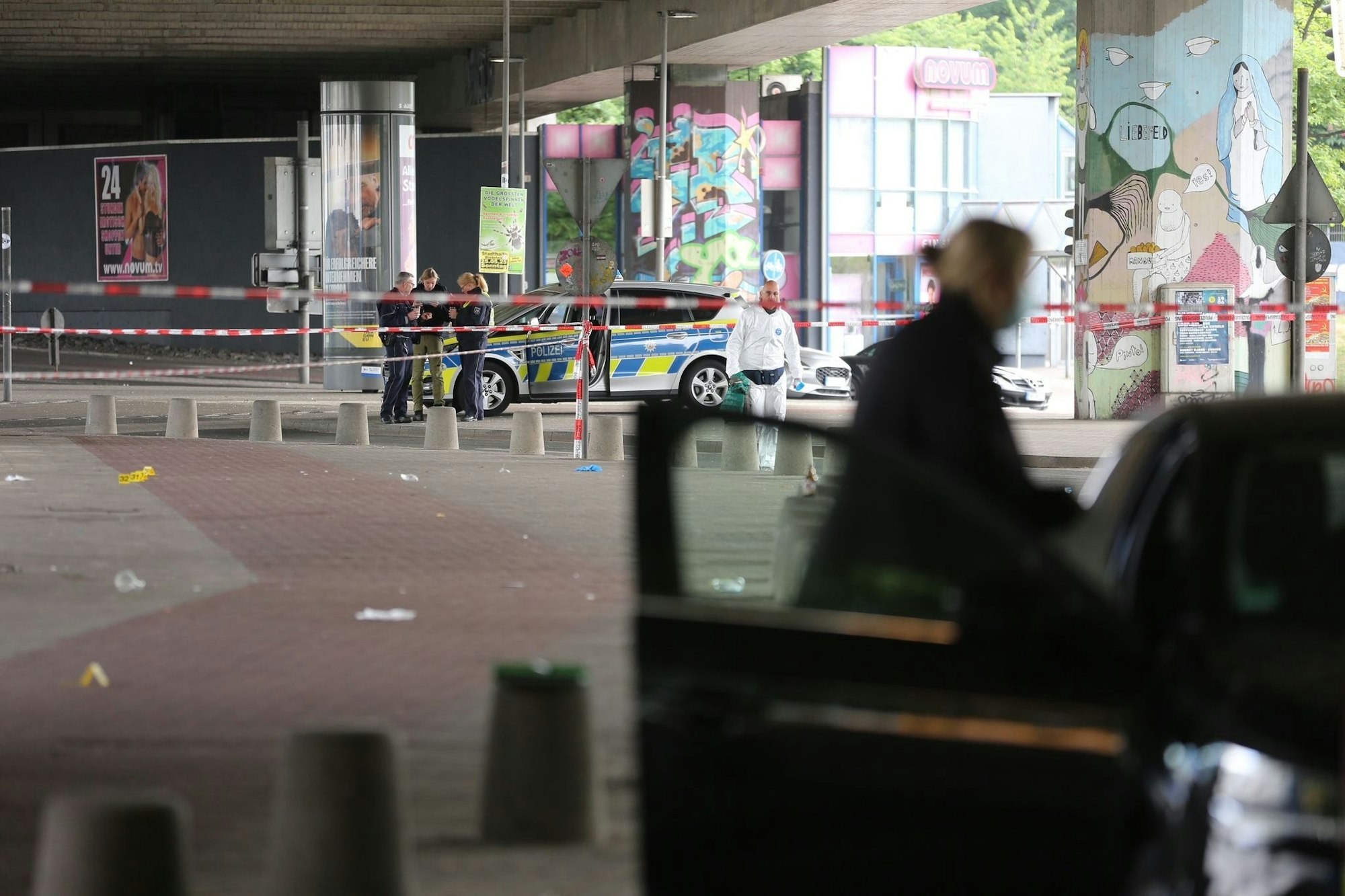 Polizei und Spurensicherung waren am Sonntag in einer Straßenunterführung im Einsatz.