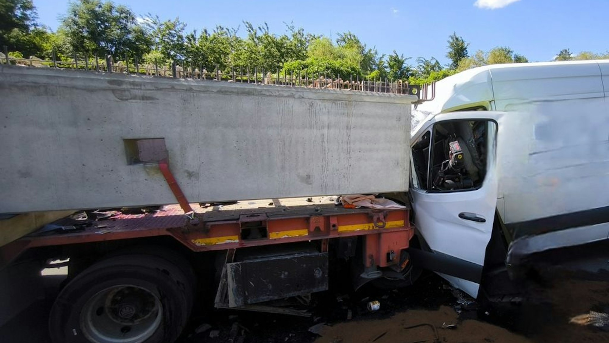 Bei einem schweren Verkehrsunfall auf der A3 kollidierte ein Transporter mit einem LKW, der Betonteile geladen hatte. Der Fahrer des Transporters wurde eingeklemmt und musste von der Feuerwehr befreit werden.