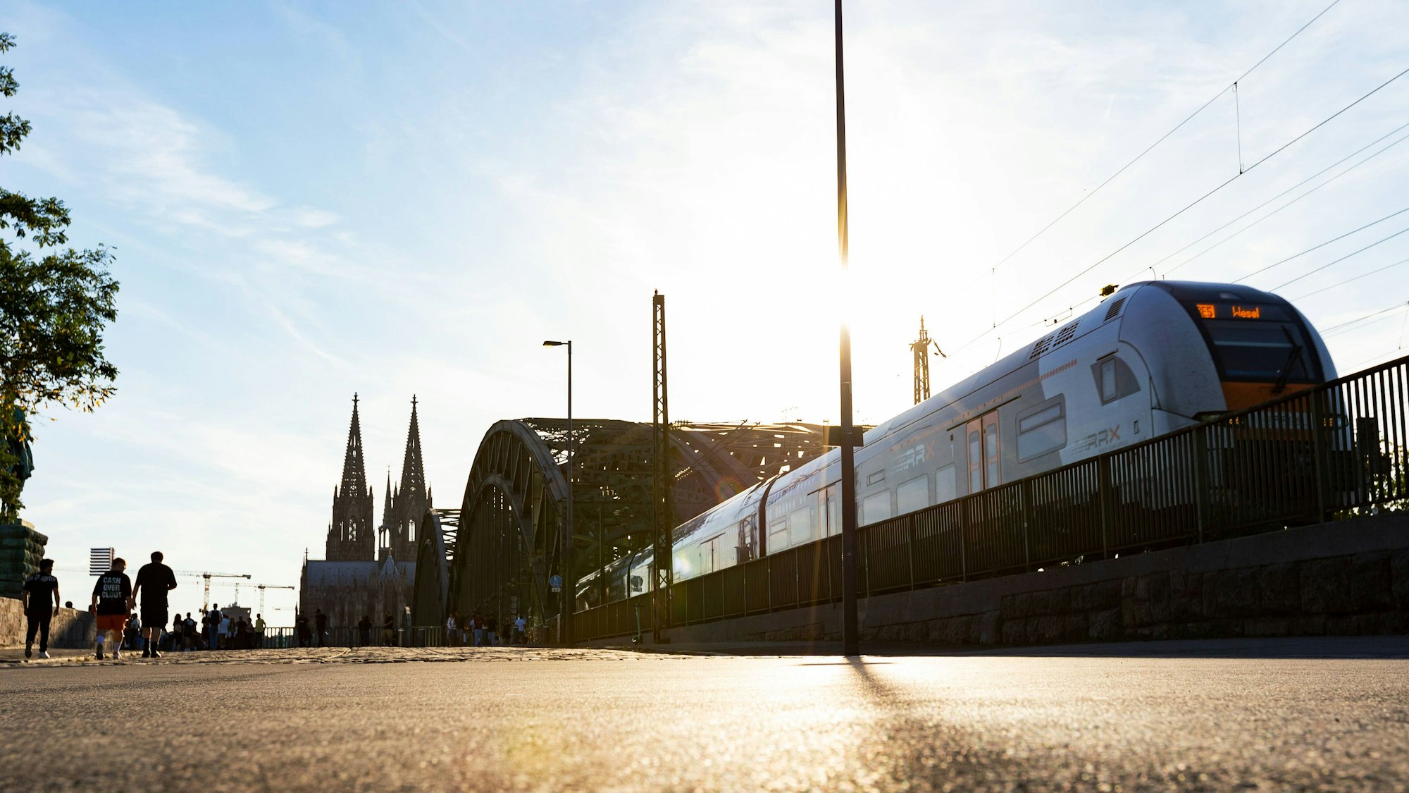 Köln stellt sich auf hohe Temperaturen ein. (Symbolbild)