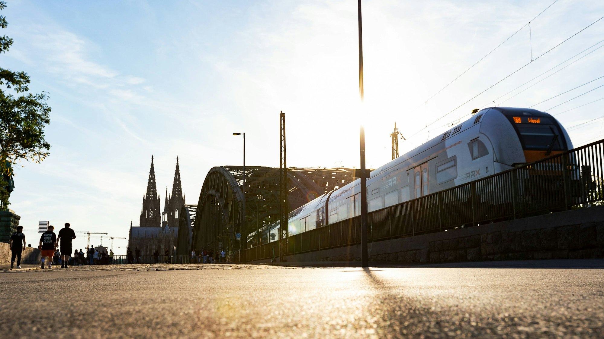 Köln stellt sich auf hohe Temperaturen an einem sommerlichen Abend ein.