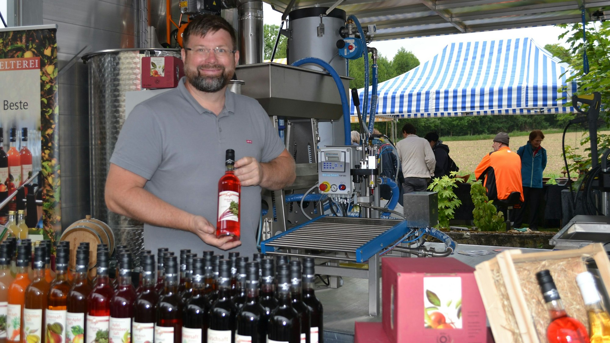 Benjamin Junge kommt zum Saftmachen ins Haus