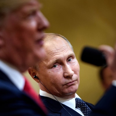 Wladimir Putin (l.) bei einer gemeinsamen Pressekonferenz mit Donald Trump. Der US-Präsident will am Montag mit dem Kremlchef telefonieren. (Archivbild)
