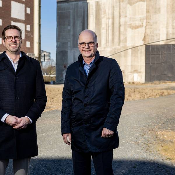 Andree Haack (links), Dezernent für Stadtentwicklung, und Markus Greitemann, Baudezernent und OB-Kandidat der CDU, vor der Ellmühle am Deutzer Hafen.