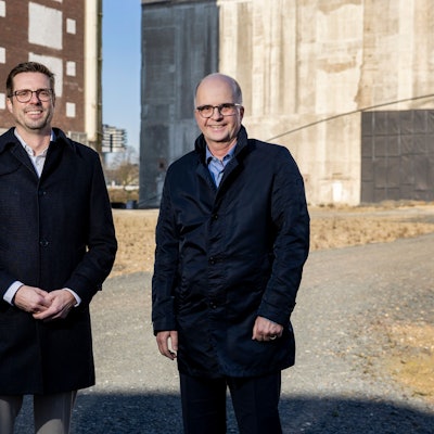 Andree Haack (links), Dezernent für Stadtentwicklung, und Markus Greitemann, Baudezernent und OB-Kandidat der CDU, vor der Ellmühle am Deutzer Hafen.