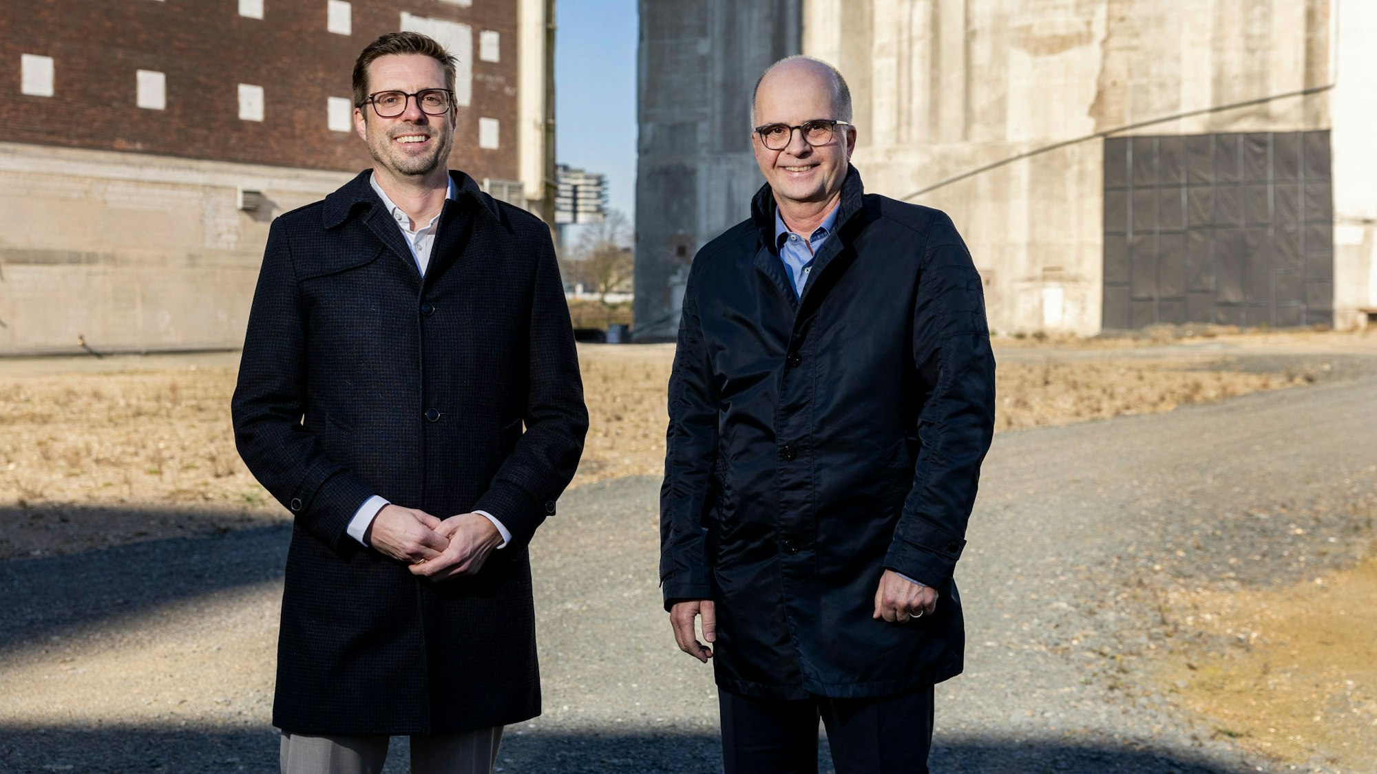 Andree Haack (links), Dezernent für Stadtentwicklung, und Markus Greitemann, Baudezernent und OB-Kandidat der CDU, vor der Ellmühle am Deutzer Hafen.