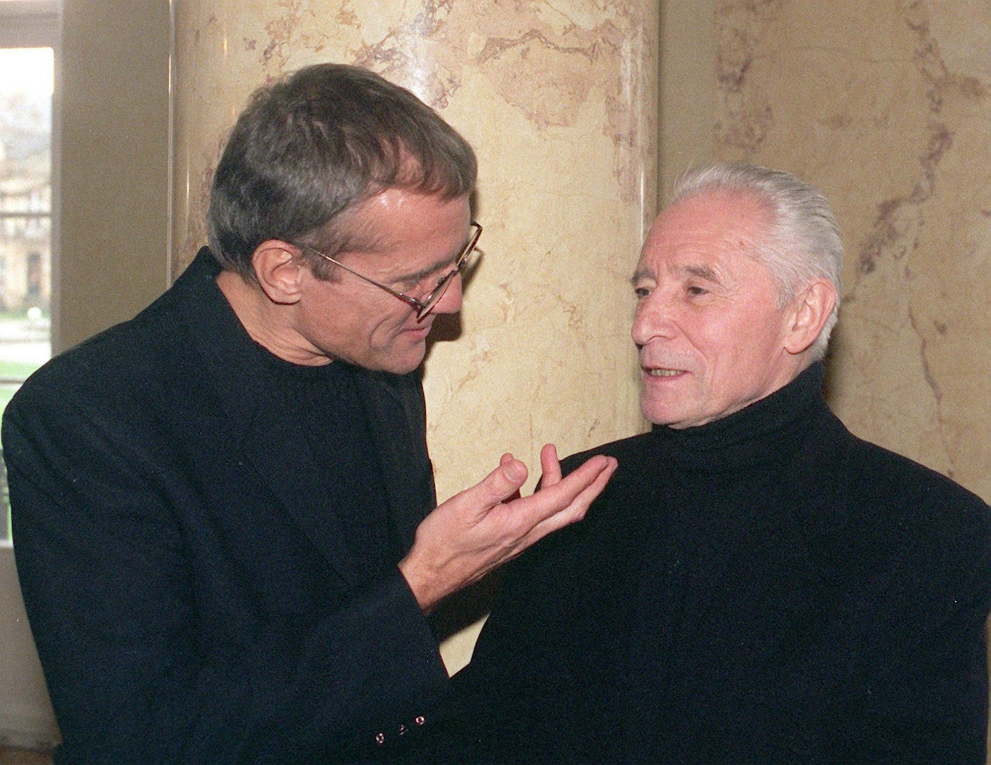 Jahrzehntelang prägte Juri Grigorowitsch (r) das weltberühmte Ballett des Moskauer Bolschoi Theaters. (Archivbild)