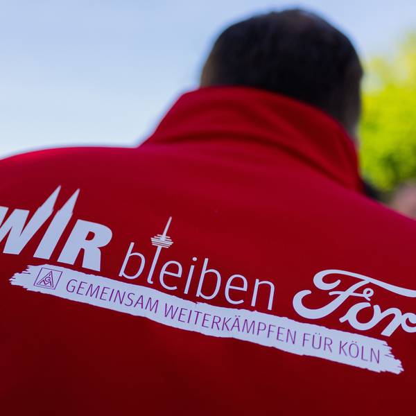 Ein Mitarbeiter trägt eine Jacke mit der Aufschrift „Wir bleiben Ford - Gemeinsam weiterkämpfen für Köln“ bei einem Streik in den Kölner Ford-Werken. Mittlerweile sind weitere Streiks vorerst vom Tisch: Management und Betriebsräte haben sich auf Eckpunkte geeinigt, die aber noch von der Konzernzentrale in den USA genehmigt werden müssen