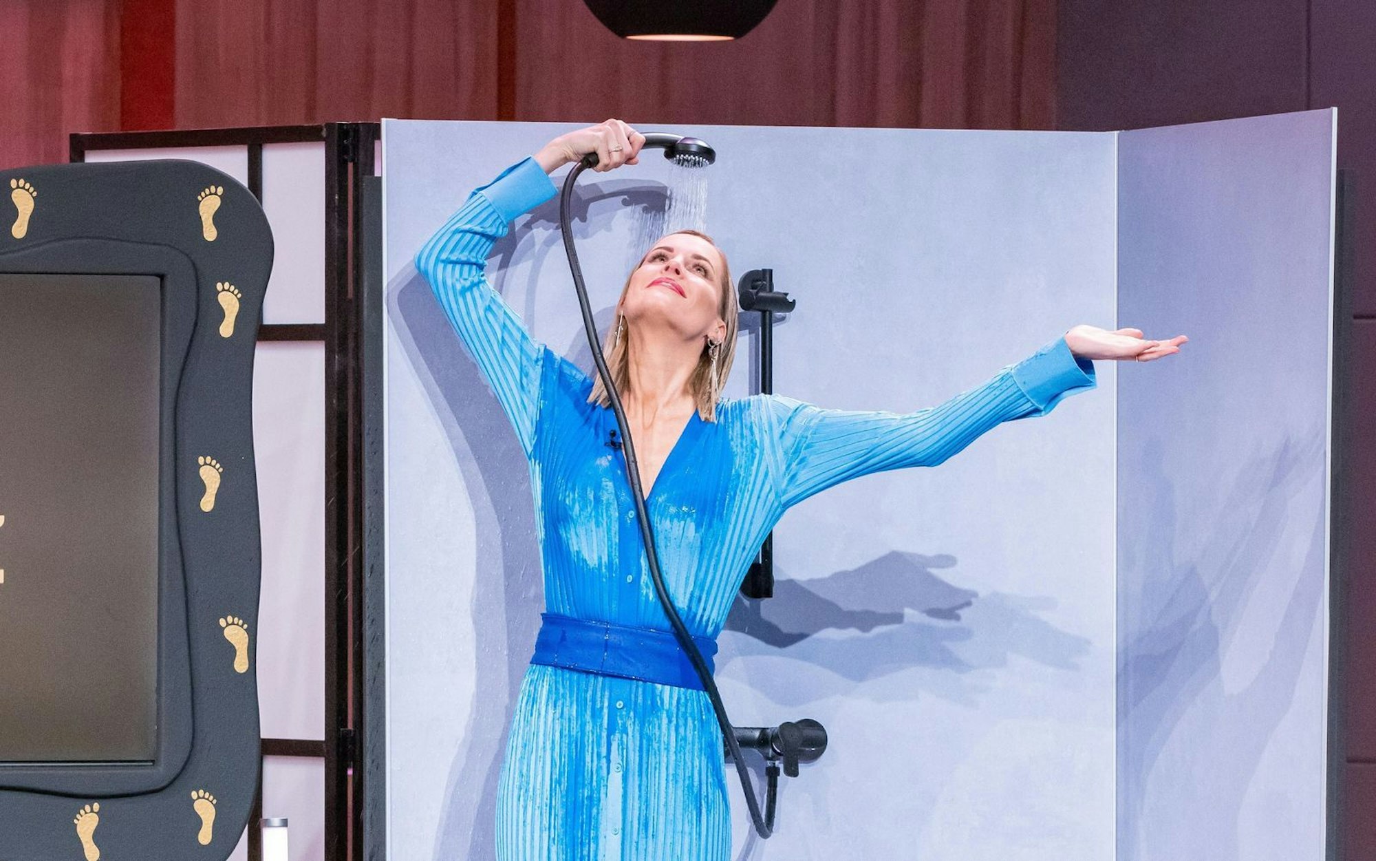 So hat man Janna Ensthalter noch nie gesehen: Für eine etwas übermütige Mutproben-Aktion machte sie sich auf offener Bühne nass. (Bild: RTL / Bernd-Michael Maurer)