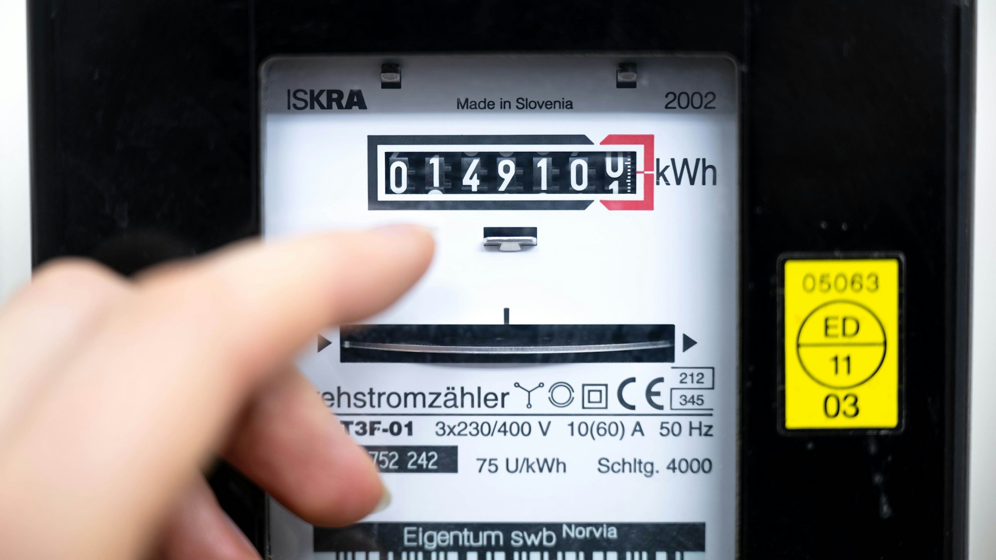 ARCHIV - 19.12.2024, Bremen: Ein Stromzähler wird abgelesen. (zu dpa: «Ein Stromzähler, viele Mietverträge: Vermieterin muss zahlen») Foto: Sina Schuldt/dpa +++ dpa-Bildfunk +++