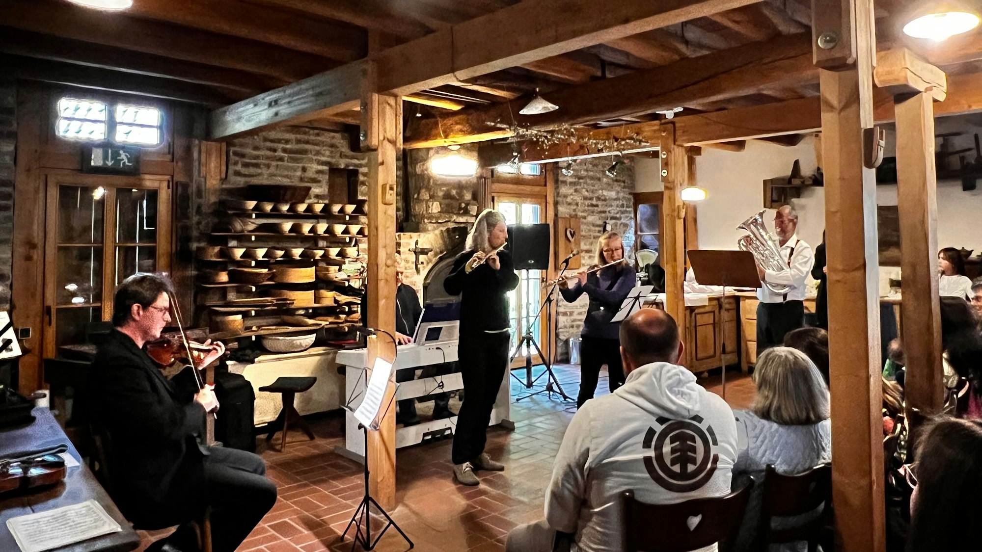 Menschen machen Musik auf einer Bühne.