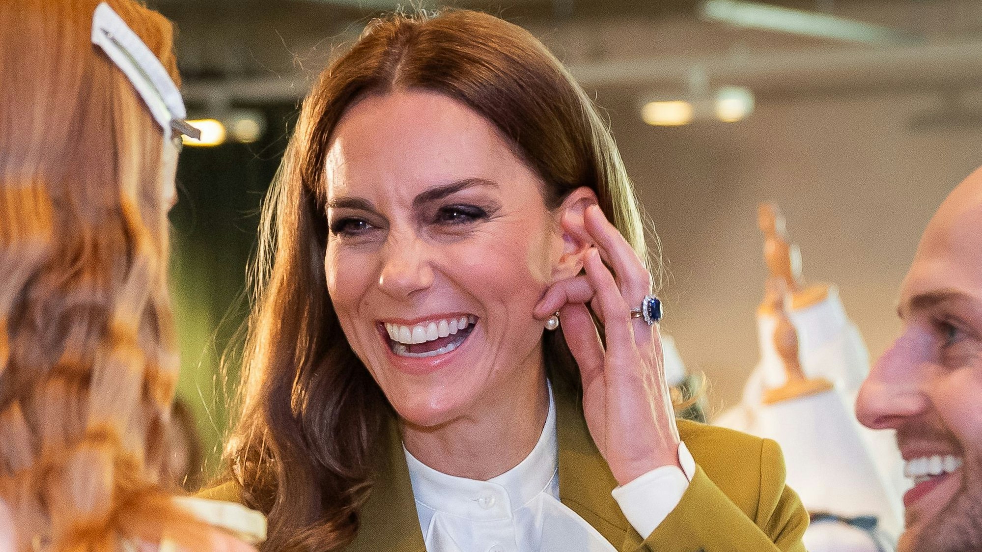 Prinzessin Kate lächelt bei einem Besuch des British Design Council, wo sie den Queen-Elizabeth-II-Preis für britisches Design überreicht.