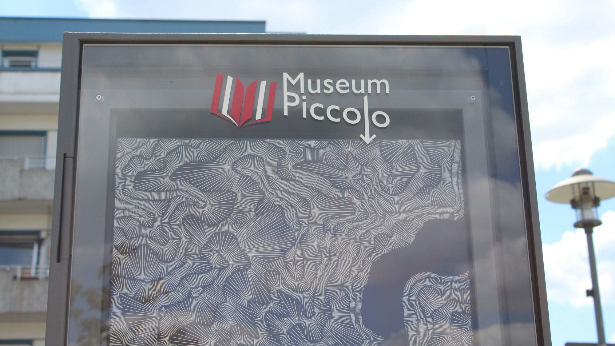 Die feinen Höhenlinien fertigte die Künstlerin Lena Feldmann durch eine Schnitztechnik.