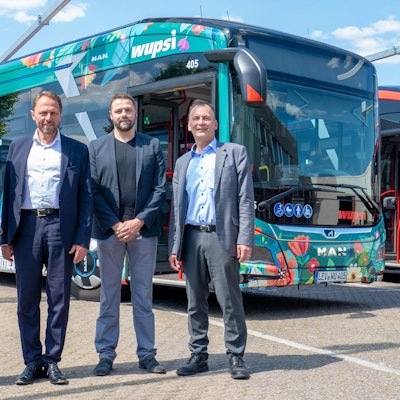 Die Wupsi stellt ihre Busflotte weiter auf E-Antriebe um: Marc Kretkowski (v.l.), Oberbürgermeister Uwe Richrath, Benjamin Rombelsheim, Holger Fritsch.