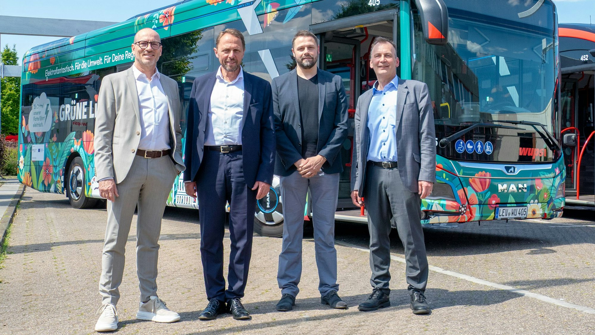 Die Wupsi stellt ihre Busflotte weiter auf E-Antriebe um: Marc Kretkowski (v.l.), Oberbürgermeister Uwe Richrath, Benjamin Rombelsheim, Holger Fritsch.