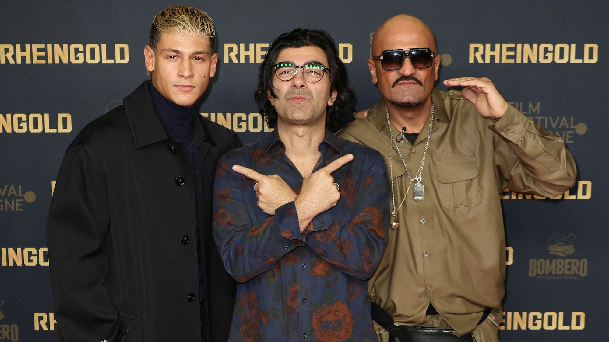 Das Bild zeigt Hauptdarsteller Emilio Sakraya, Regisseur Fatih Akin und Rapper Xatar (v.l.n.r.) bei der Premiere des Films ‚Rheingold‘ im Rahem des Kölner Filmfestrivals im Oktober 2022 im Cinedom.