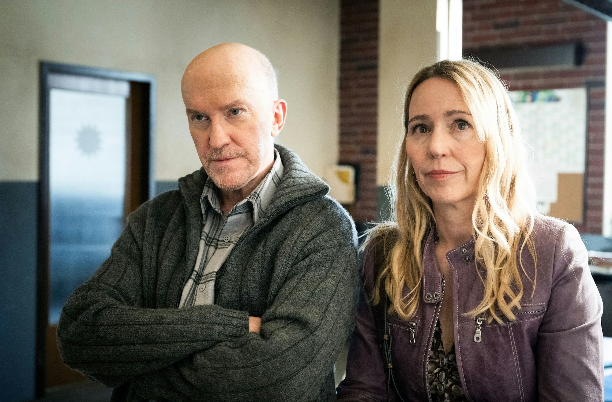 ARD WAPO DUISBURG FOLGE 30, "Tödliche Neugier", am Dienstag (20.05.25) um 18:50 Uhr im ERSTEN.
Dietmar (Peter Nottmeier, l.) und Renate Knaus (Julia Beerhold, r.) warten auf der Wache.
© ARD/Martin Valentin Menke, honorarfrei - Verwendung gemäß der AGB im engen inhaltlichen, redaktionellen Zusammenhang mit genannter ARD-Sendung bei Nennung "Bild: ARD/Martin Valentin Menke" (S2). ARD-Programmdirektion/Bildredaktion, pressefoto.daserste@ard.de