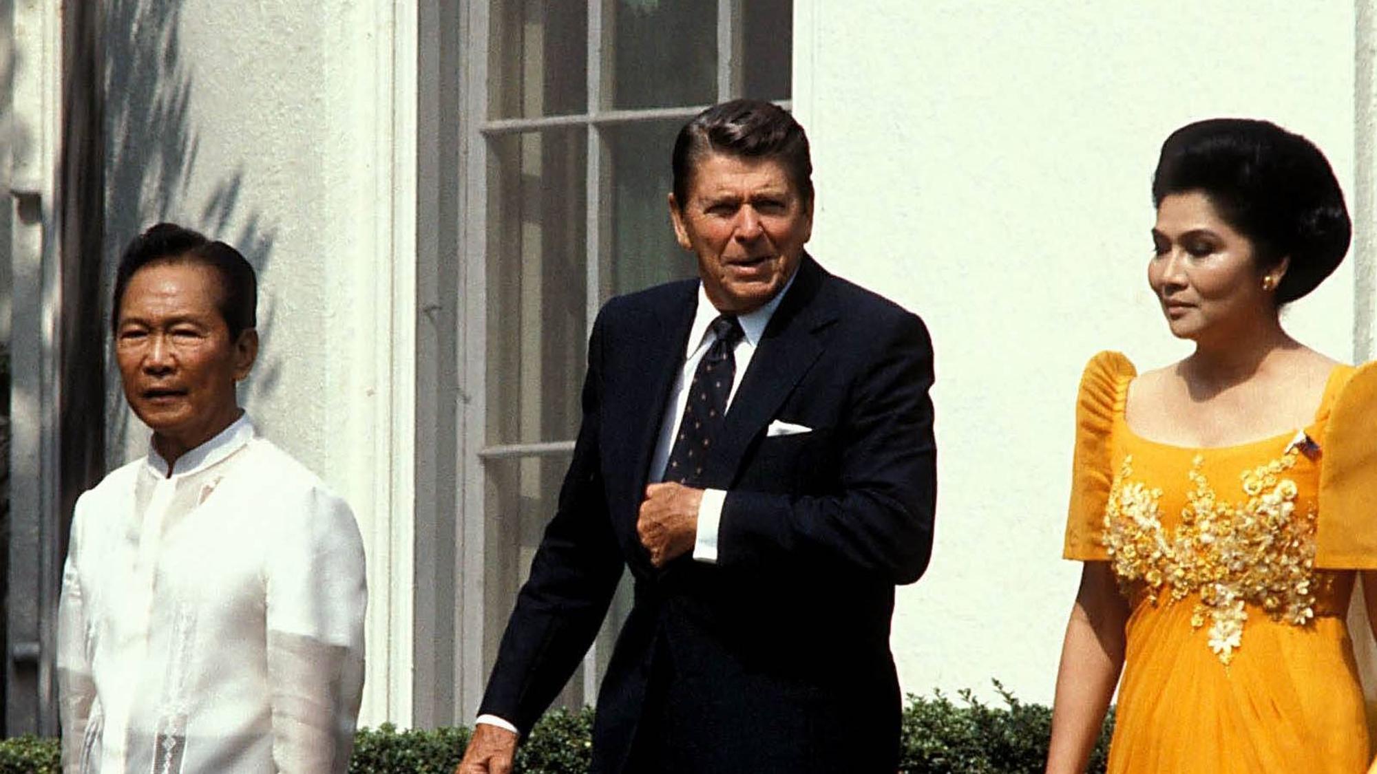 Imelda Marcos mit Ehemann Ferdinand und US-Präsident Ronald Reagan bei einem offiziellen Empfang im Weißen Haus.