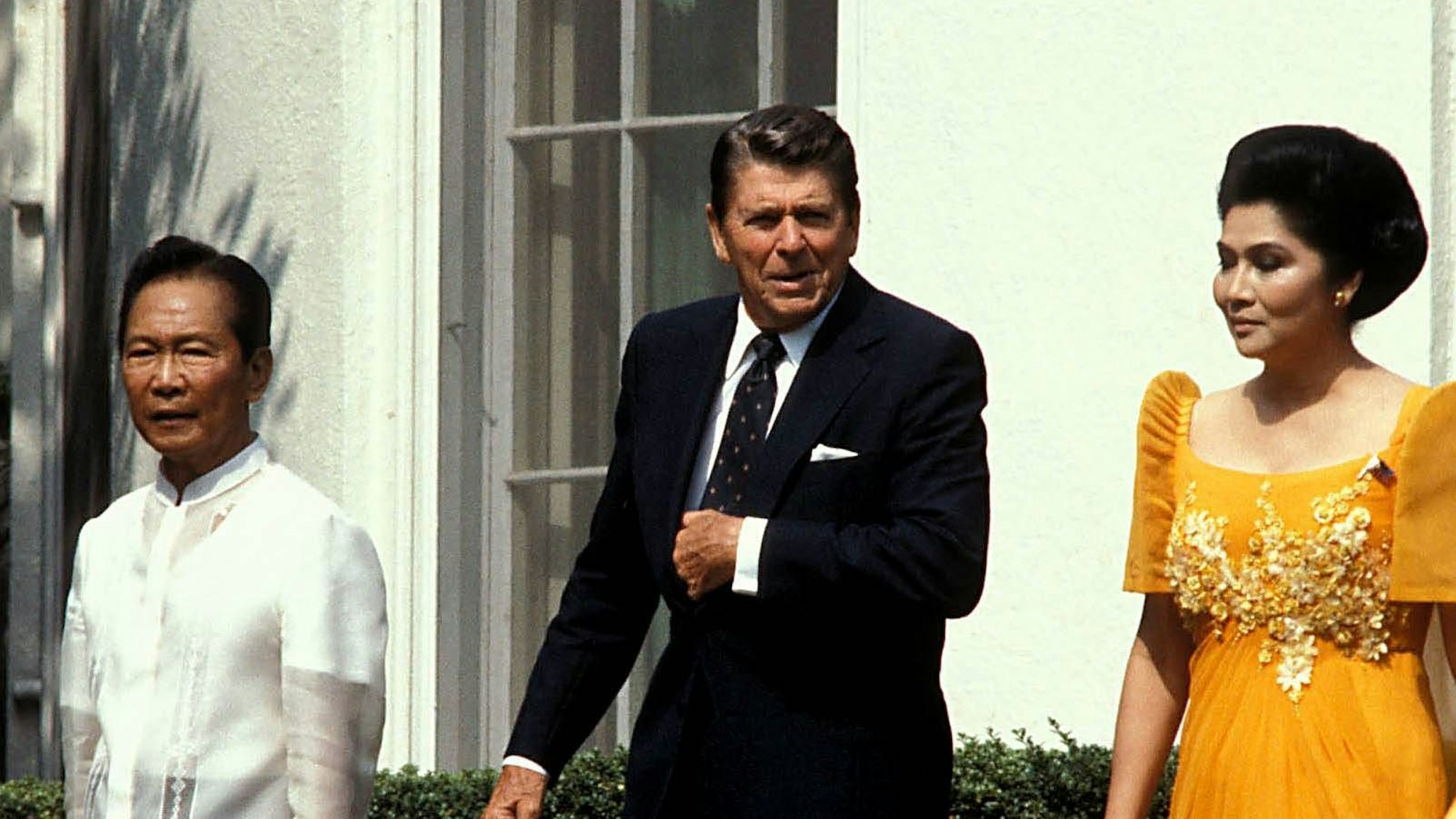 Imelda Marcos mit Ehemann Ferdinand und US-Präsident Ronald Reagan bei einem offiziellen Empfang im Weißen Haus.