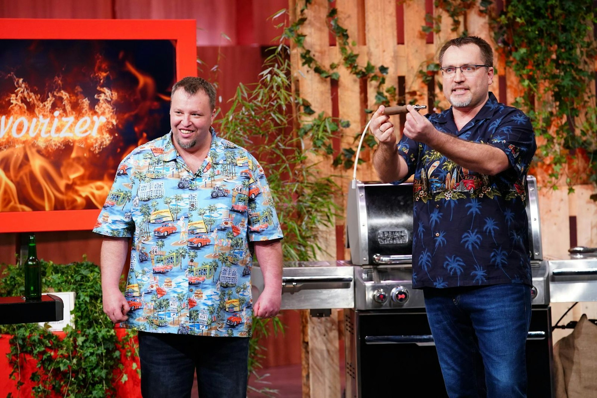 Und auch der „Flavourizer“ des Gründer-Duos Jan und Lars (rechts) gefiel Ralf Dümmel gut. Er investiert auch bei der Spritzdüse, mit der man - bei geschlossener Grillhaube - Flüssigkeiten wie Bier oder Wein über das Fleisch sprühen kann. (Bild: RTL / Stefan Gregorowius)