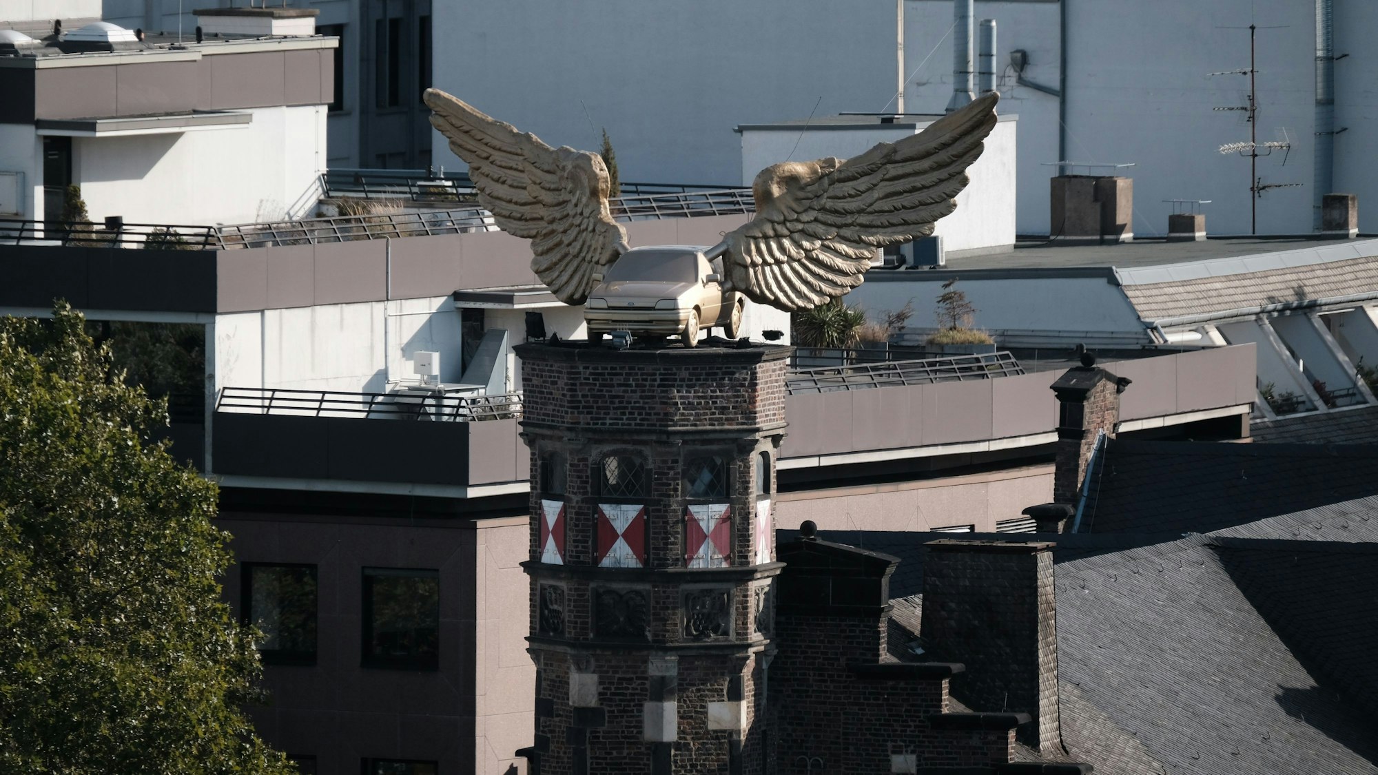 Das Flügelauto von HA Schult auf dem Zeughaus.