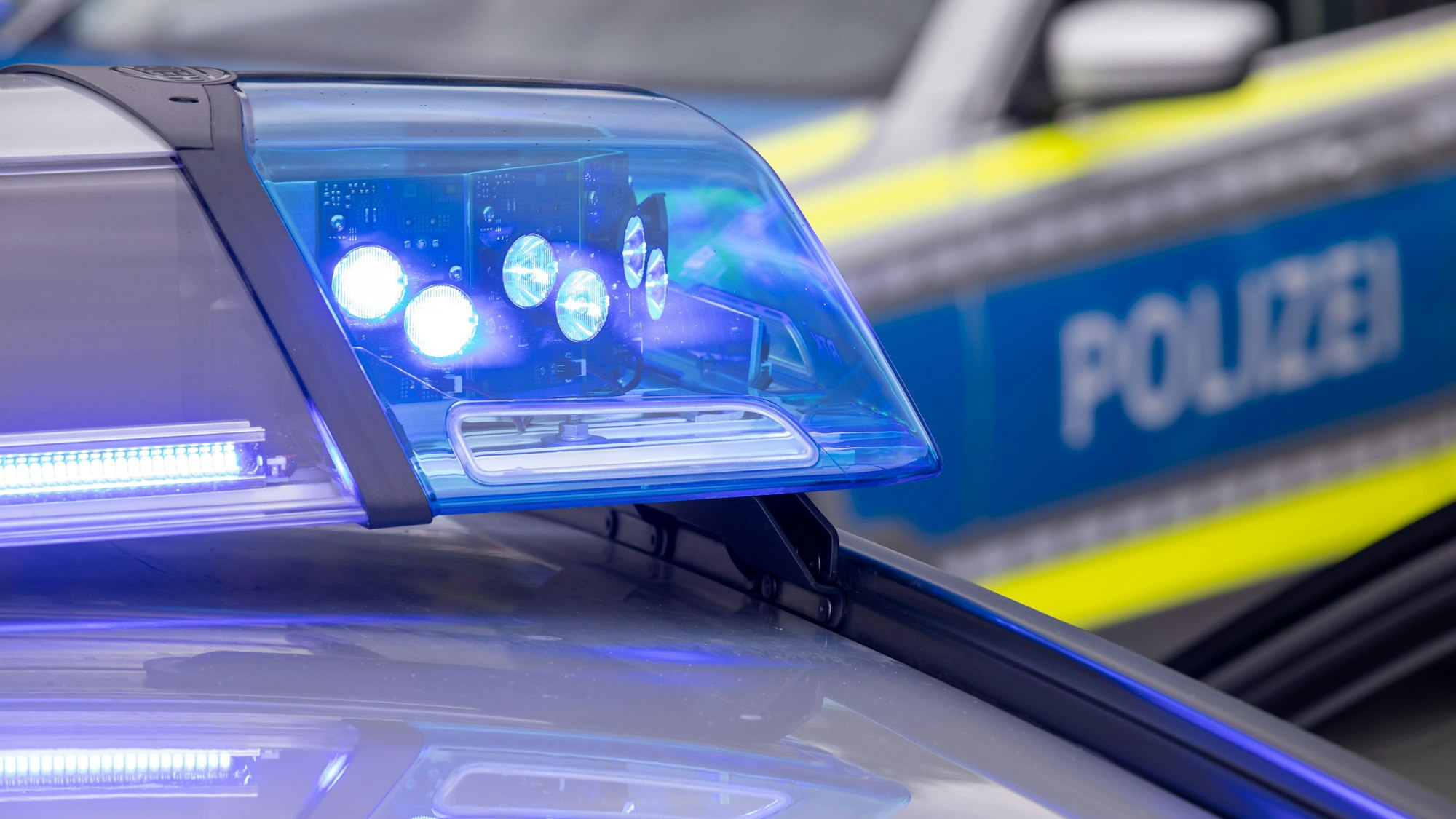 Das Foto zeigt ein Blaulicht auf dem Dach eines Polizeifahrzeugs. (Smybolbild) Foto: Daniel Karmann/dpa