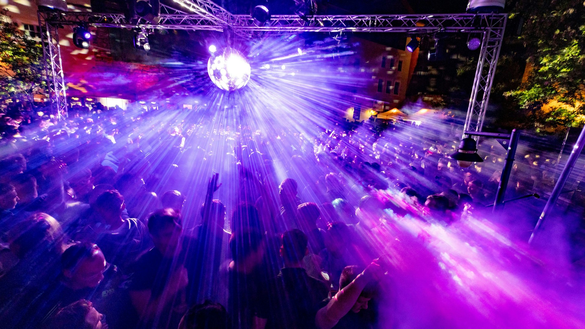 Feiernde Menschen in einem Nachtclub (Symbolfoto).