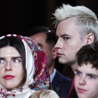 Sänger Shaman (Jaroslaw Dronow, Mitte) bei einem orthodoxen Ostergottesdienst in der Christ-Erlöser-Kathedrale in Moskau.