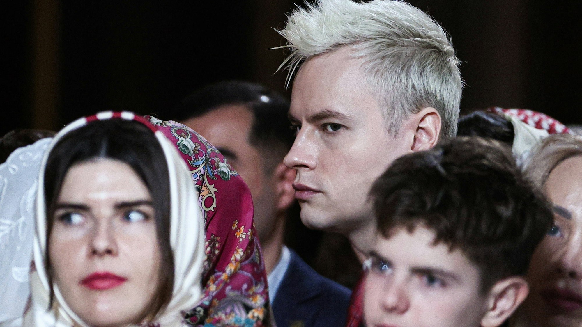 Sänger Shaman (Jaroslaw Dronow, Mitte) bei einem orthodoxen Ostergottesdienst in der Christ-Erlöser-Kathedrale in Moskau.
