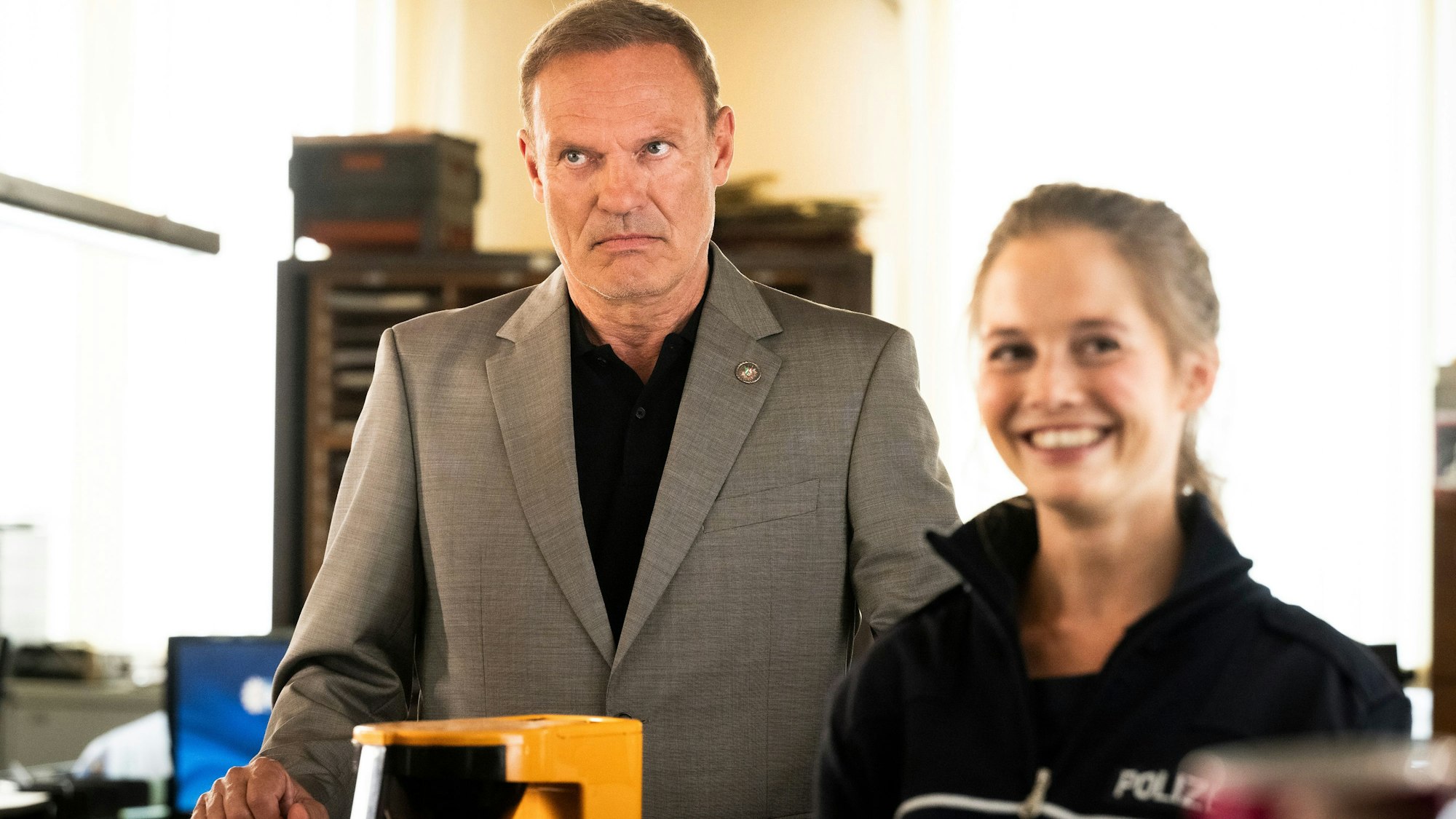 ARD WAPO DUISBURG FOLGE 32, "Elektroschrott", am Dienstag (03.06.25) um 18:50 Uhr im ERSTEN.
Jürgen Proske (Klaus Nierhoff, l.) kommt aus einer Besprechung auf der Wache und trifft auf seine Tochter Klara (Bianca Nawrath, r.).
© ARD/Martin Valentin Menke, honorarfrei - Verwendung gemäß der AGB im engen inhaltlichen, redaktionellen Zusammenhang mit genannter ARD-Sendung bei Nennung "Bild: ARD/Martin Valentin Menke" (S2). ARD-Programmdirektion/Bildredaktion, pressefoto.daserste@ard.de