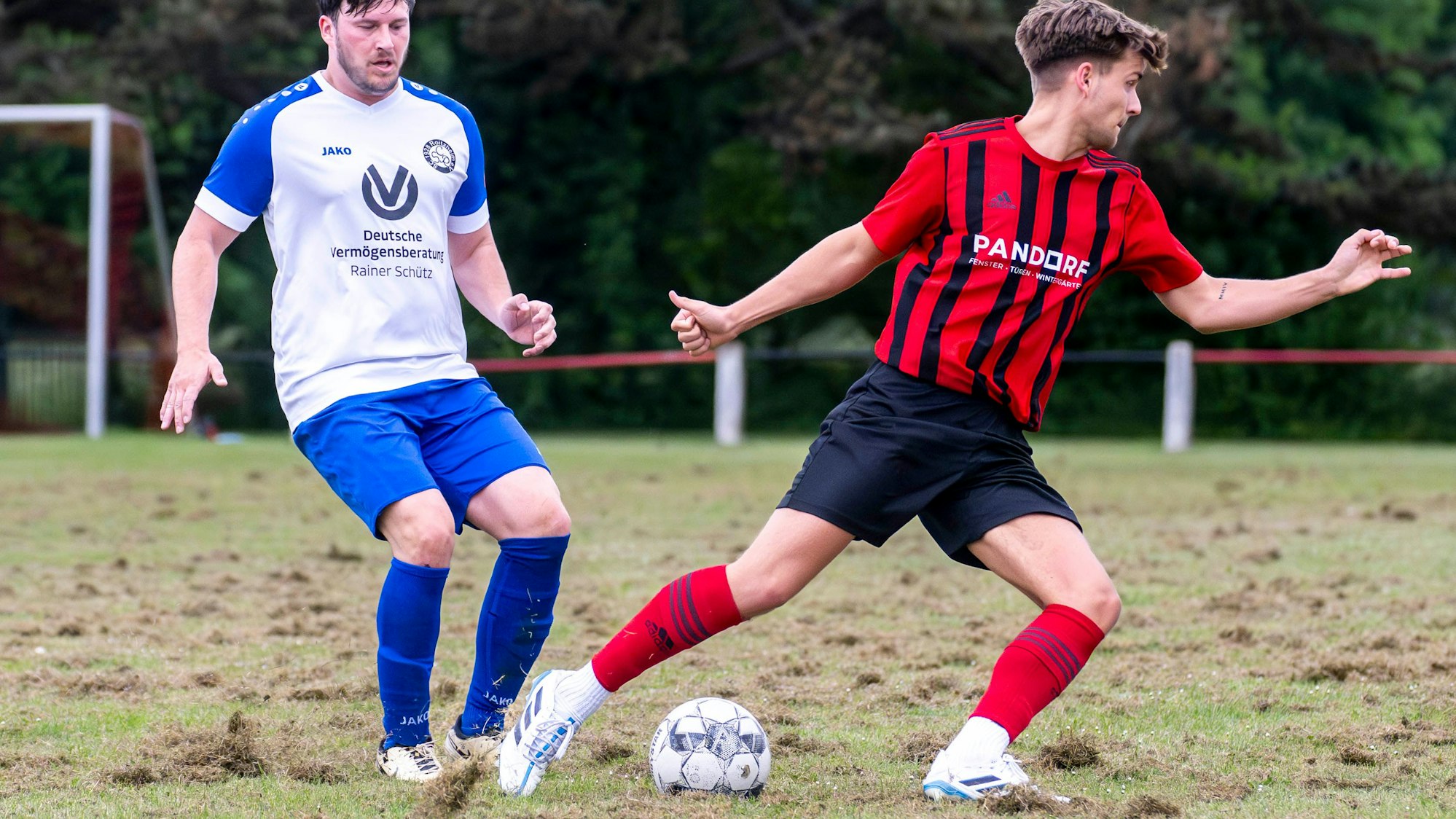 Ein Spieler von Füssenich-Geich scheint am Ball vorbeizuschauen. Dabei handelt es sich nur um eine Körpertäuschung, auf die der Gegenspieler hereinfällt.