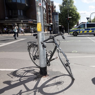 19.05.2015, Köln: Unfall Streifenwagen mit Radfahrer Niehler Str/Friederich-Karl-Straße. Foto: Arton Krasniqi