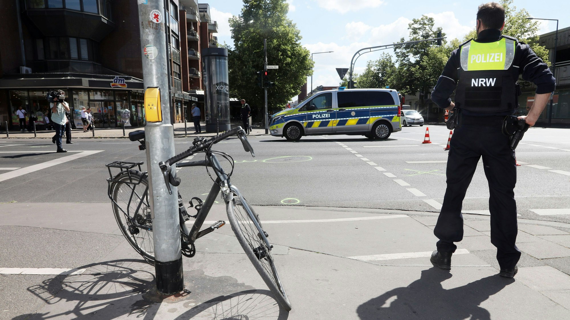 19.05.2015, Köln: Unfall Streifenwagen mit Radfahrer Niehler Str/Friederich-Karl-Straße. Foto: Arton Krasniqi