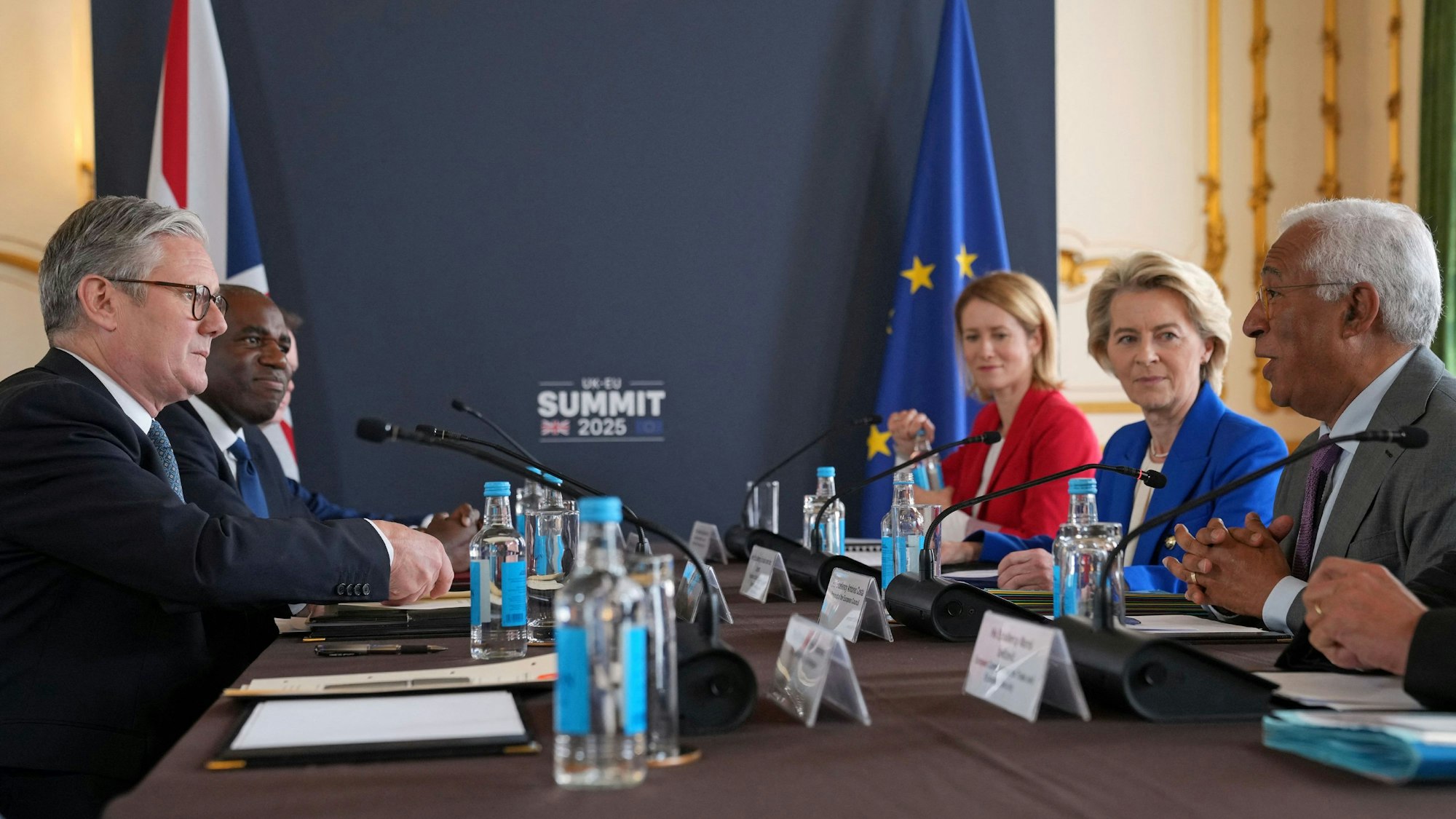 Keir Starmer und Ursula von der Leyen mit hochrangigen Vetretern ihrer jeweiligen Delegationen an einem Verhandlungstisch.