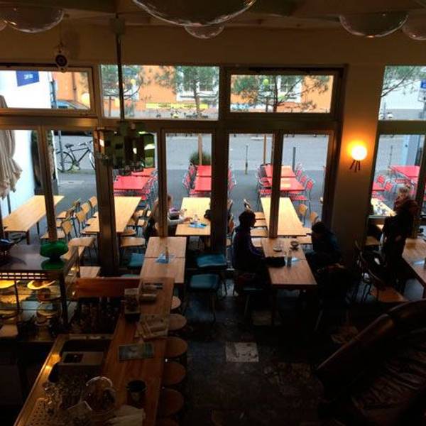 Die hohen Decken und die kultige Einrichtung des Café Blau bleibt unvergessen.