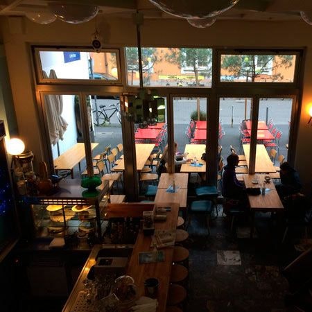 Die hohen Decken und die kultige Einrichtung des Café Blau bleibt unvergessen.