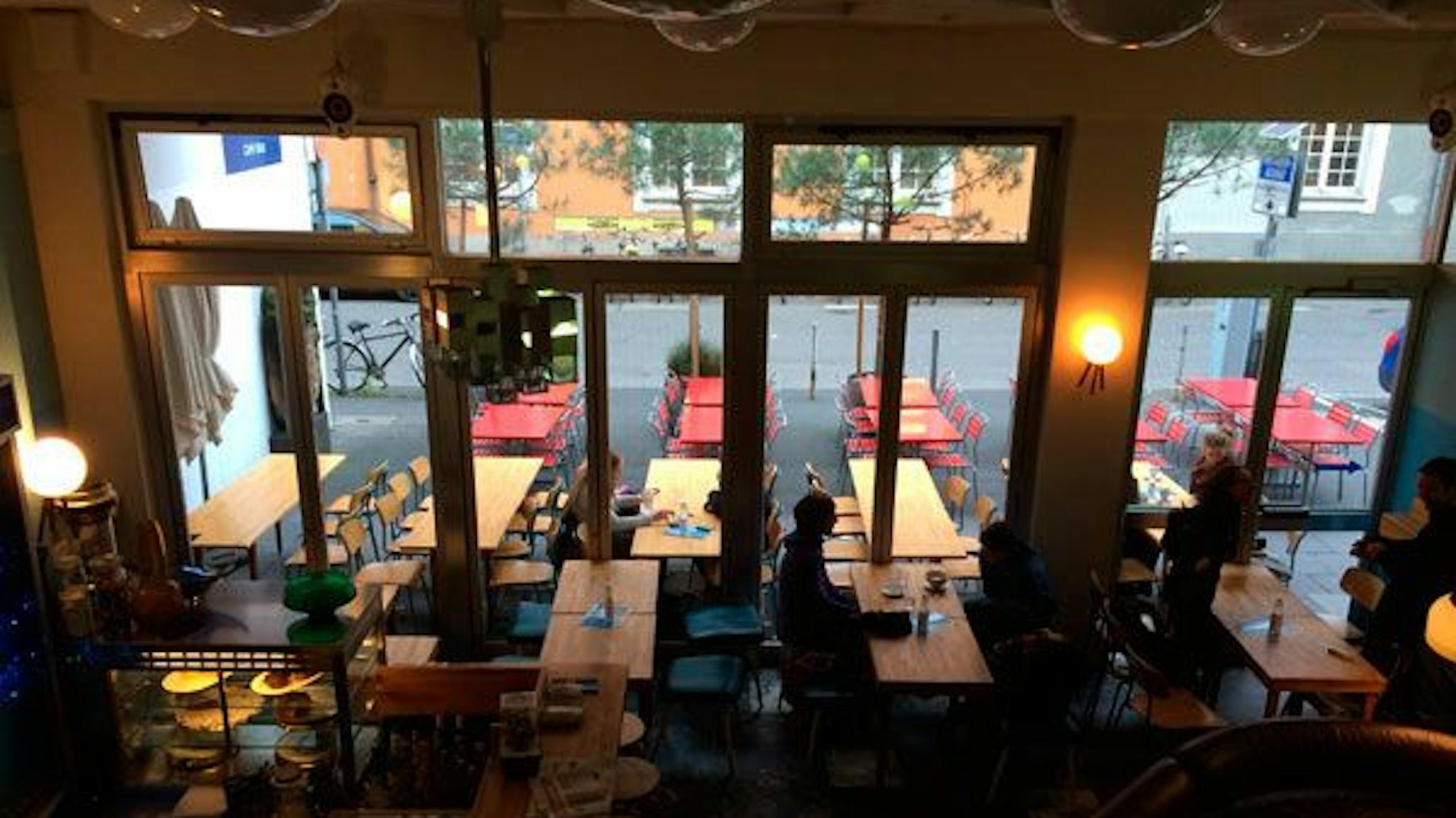 Die hohen Decken und die kultige Einrichtung des Café Blau bleibt unvergessen.