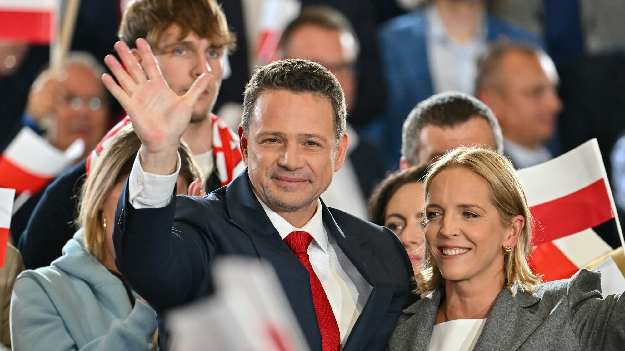 Rafal Trzaskowski und seine Frau Malgorzata Trzaskowska reagieren in der Nacht der Präsidentschaftswahlen der Bürgerlichen Koalition in Sandomierz.