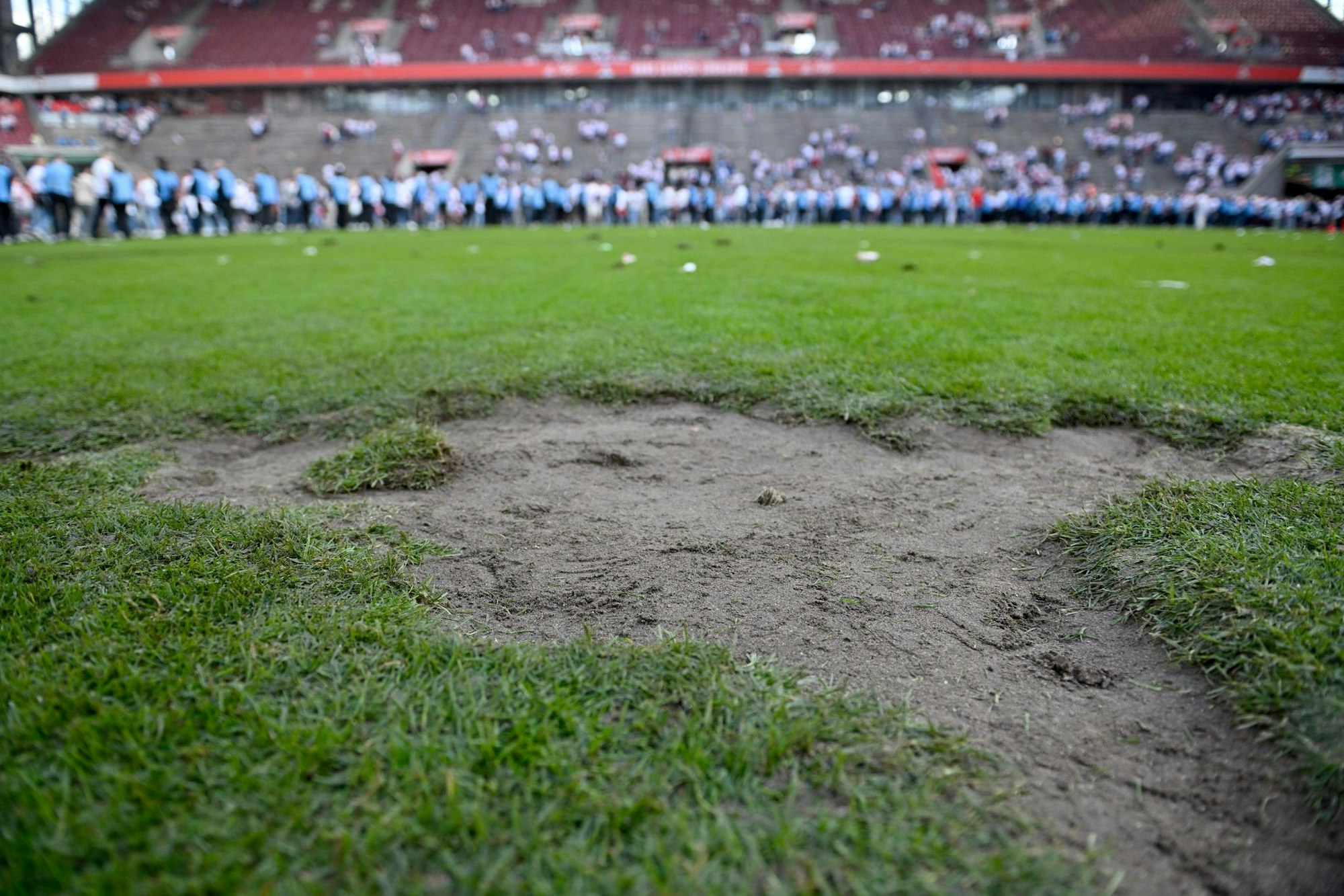 Nach dem 4:0-Sieg gegen den 1. FC Kaiserslautern stürmten tausende Fans das Spielfeld und nahmen dabei unter anderem Rasenstücke als Souvenir mit.