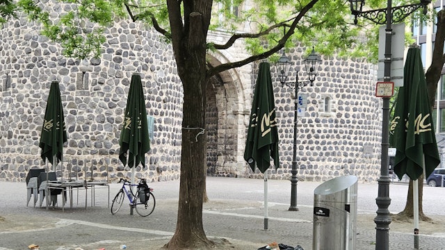 Überquellende Mülleimer auf dem Rudolfplatz am Sonntagmorgen, 18. Mai 2025