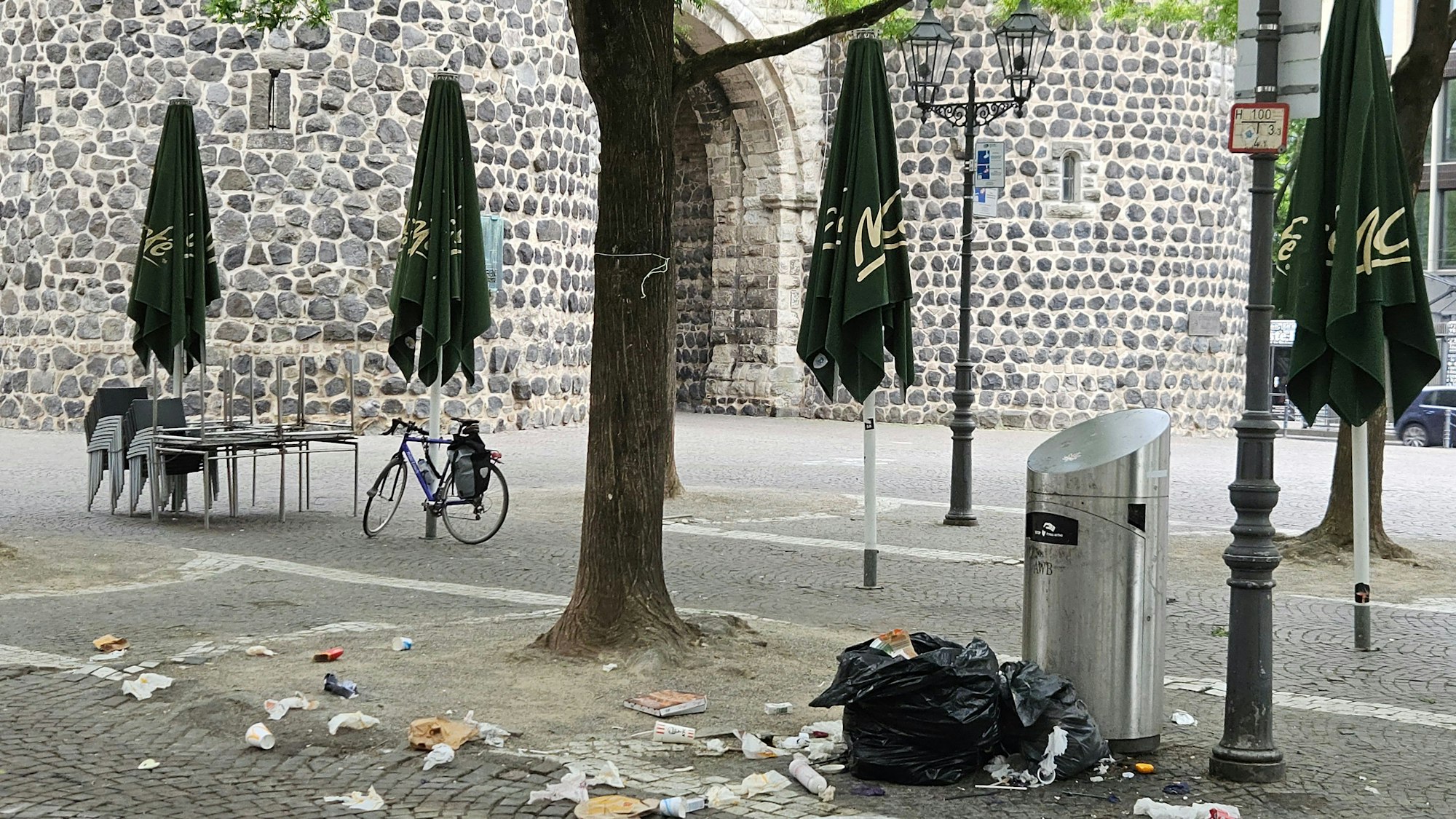 Überquellende Mülleimer auf dem Rudolfplatz am Sonntagmorgen, 18. Mai 2025