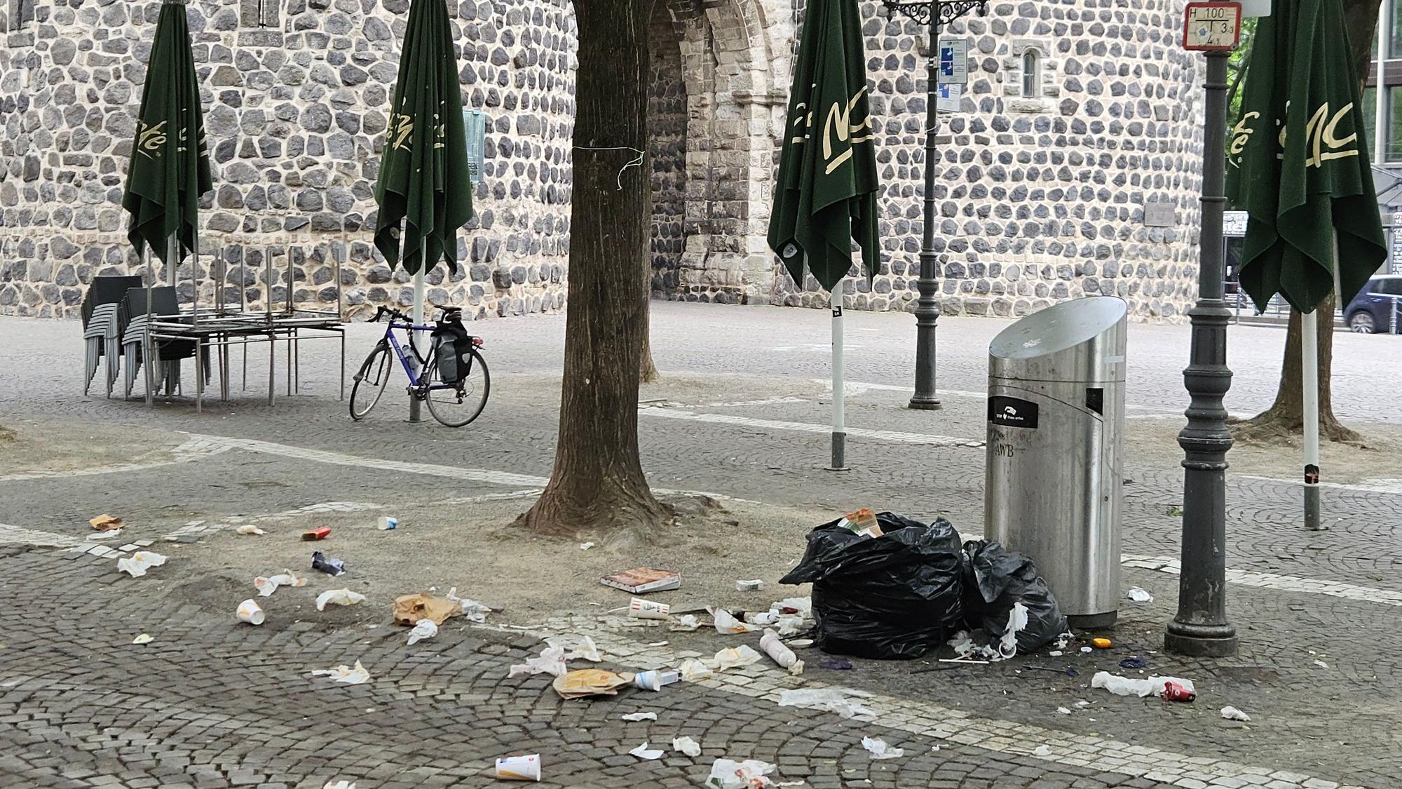 Überquellende Mülleimer auf dem Rudolfplatz am Sonntag im Mai 2025.