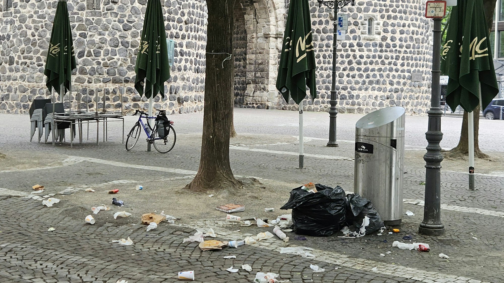 Überquellende Mülleimer auf dem Rudolfplatz am Sonntag im Mai 2025.