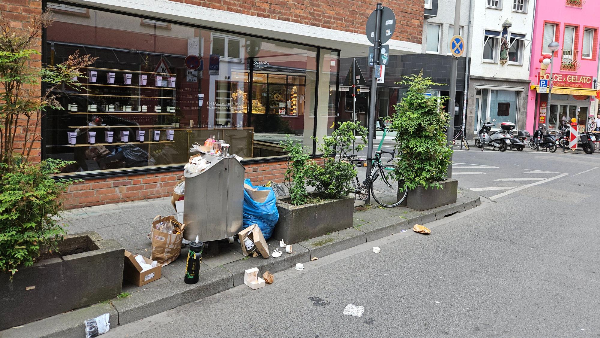 Überquellender Mülleimer in der Pfeilstraße in der Kölner Innenstadt