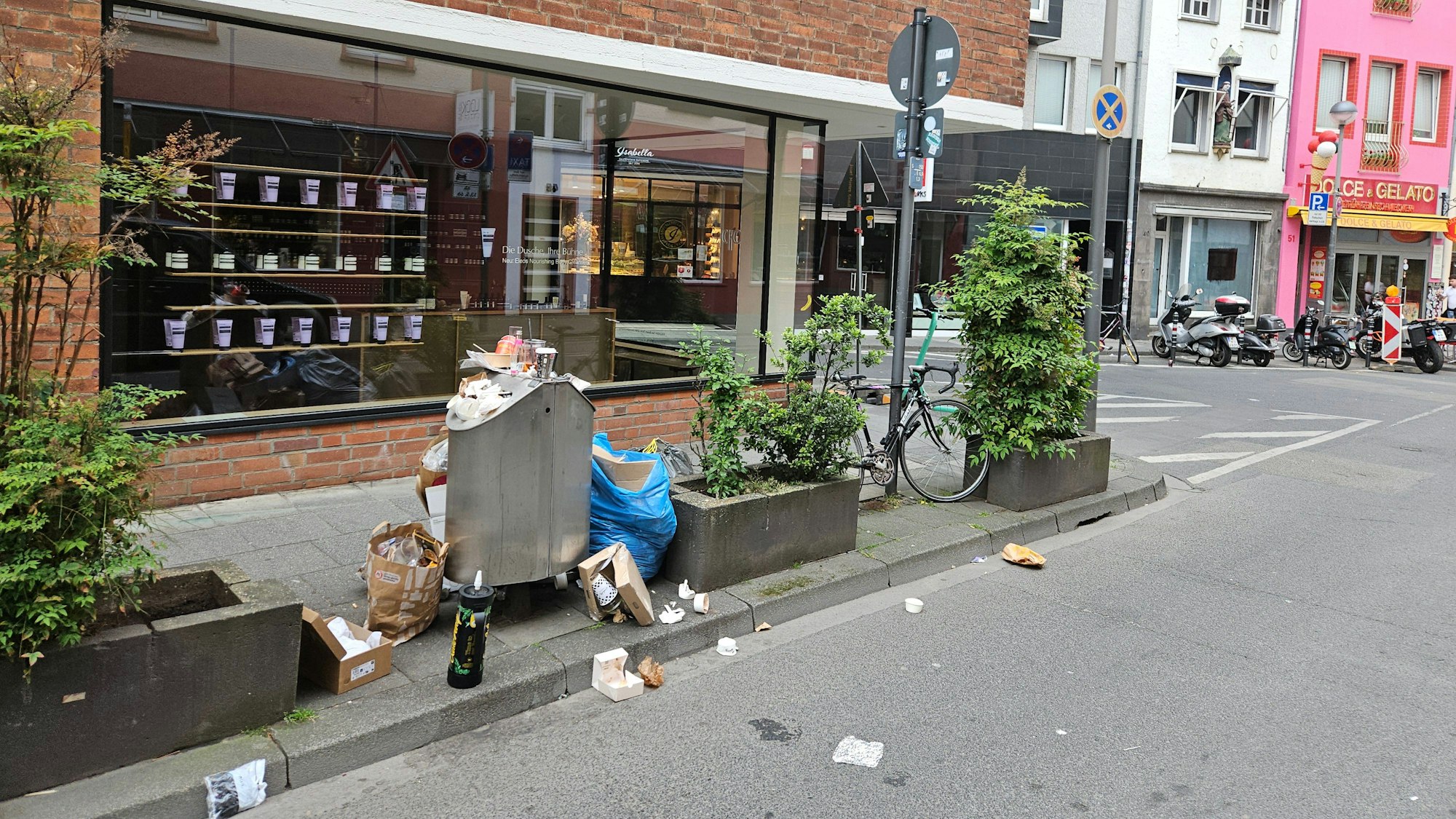 Überquellender Mülleimer in der Pfeilstraße in der Kölner Innenstadt