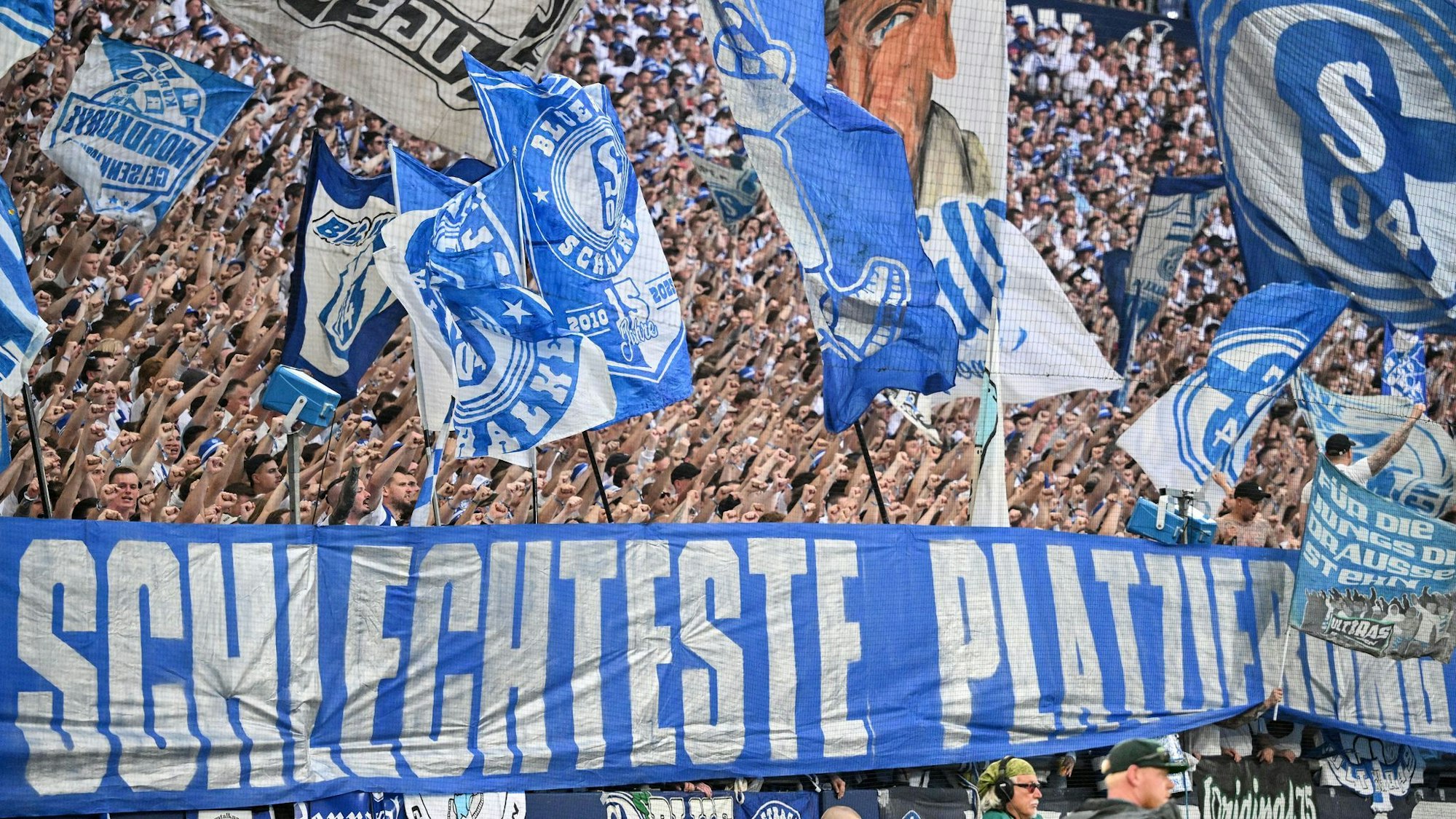 Schalkes Fans machten ihrem Unmut am Sonntag Mut.
