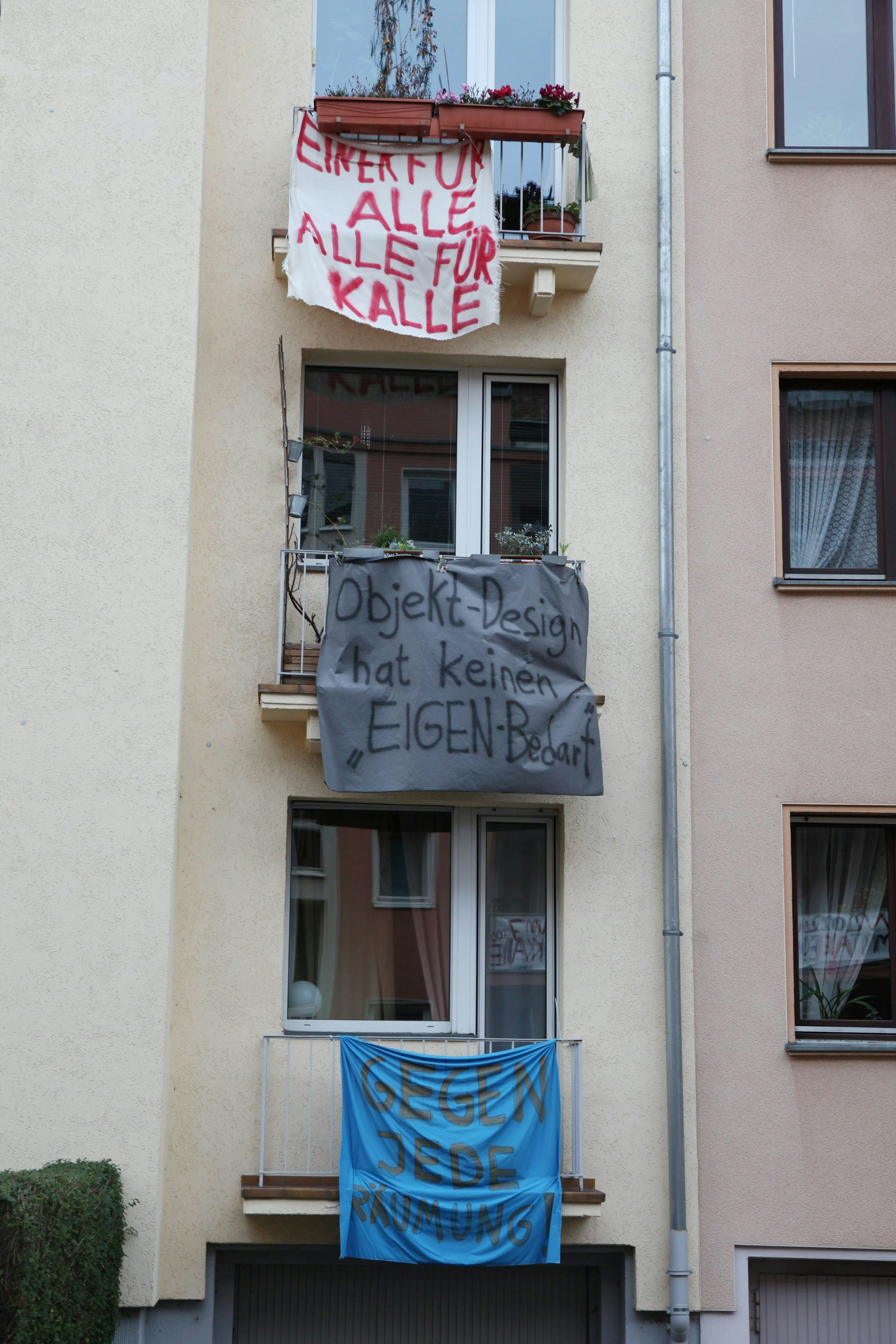 Kalle Gerigk steht vor der Zwangsräumung seiner Wohnung in der Fontanestraße und erhält viel Unterstützung von seinen Nachbarn.
20140211
copyright : Michael Bause
Veröffentlichung nur nach Absprache / Belegexemplar erbeten.
Michael Bause
0221 / 4856057
0172 / 2949979
www.michael-bause.de
Veröffentlichung nur nach Absprache mit dem Urheber!