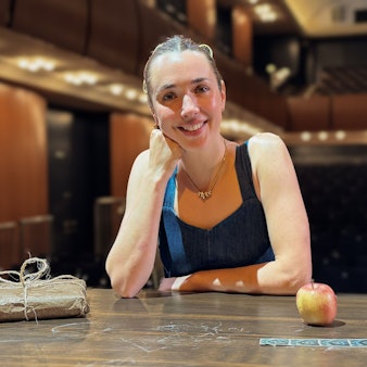 Allein auf der Bühne, ganz nah an Anne Frank: Die britische Mezzosopranistin Olivia Warburton singt gegen das Vergessen.