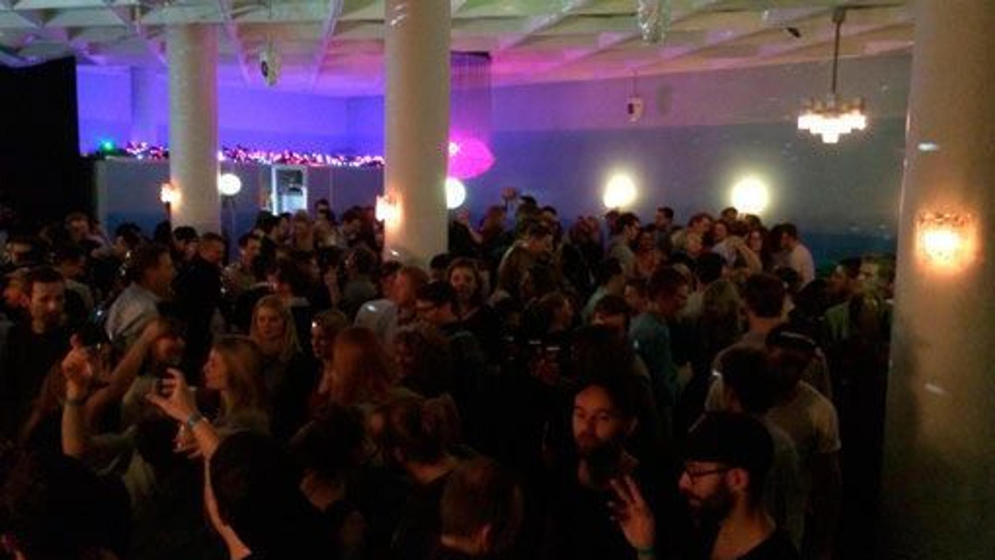 An Wochenenden und zu bestimmten Anlässen verwandelte sich das Café Blau in Bonn in einen Club.